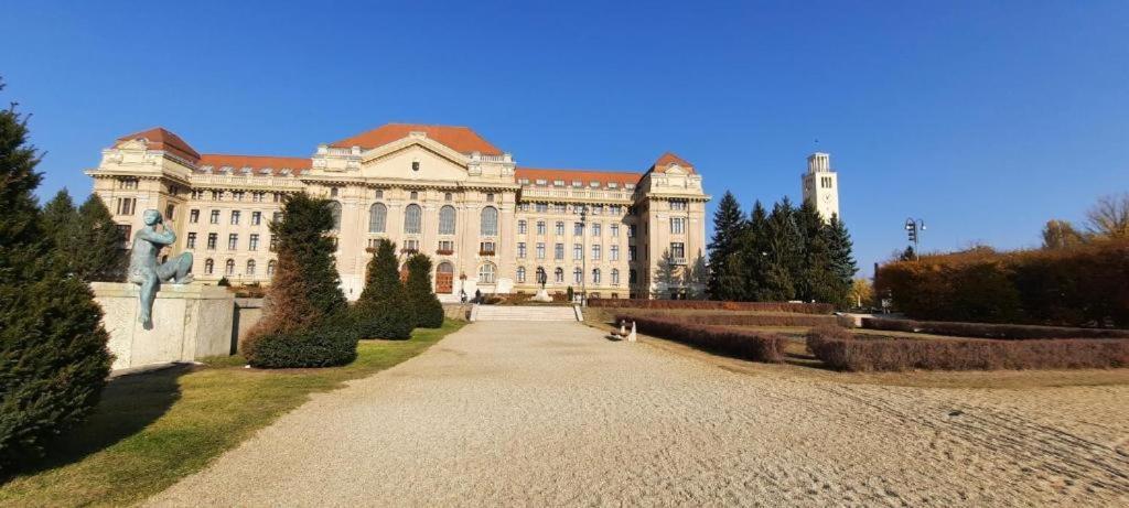 Mox Downtown Apartman Дебрецен Экстерьер фото